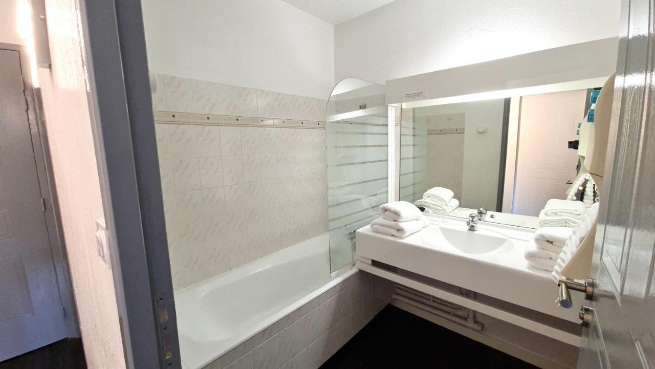 Fasthotel Oloron Hostellerie Du Paon Blanc Lurbe-Saint-Christau Екстер'єр фото