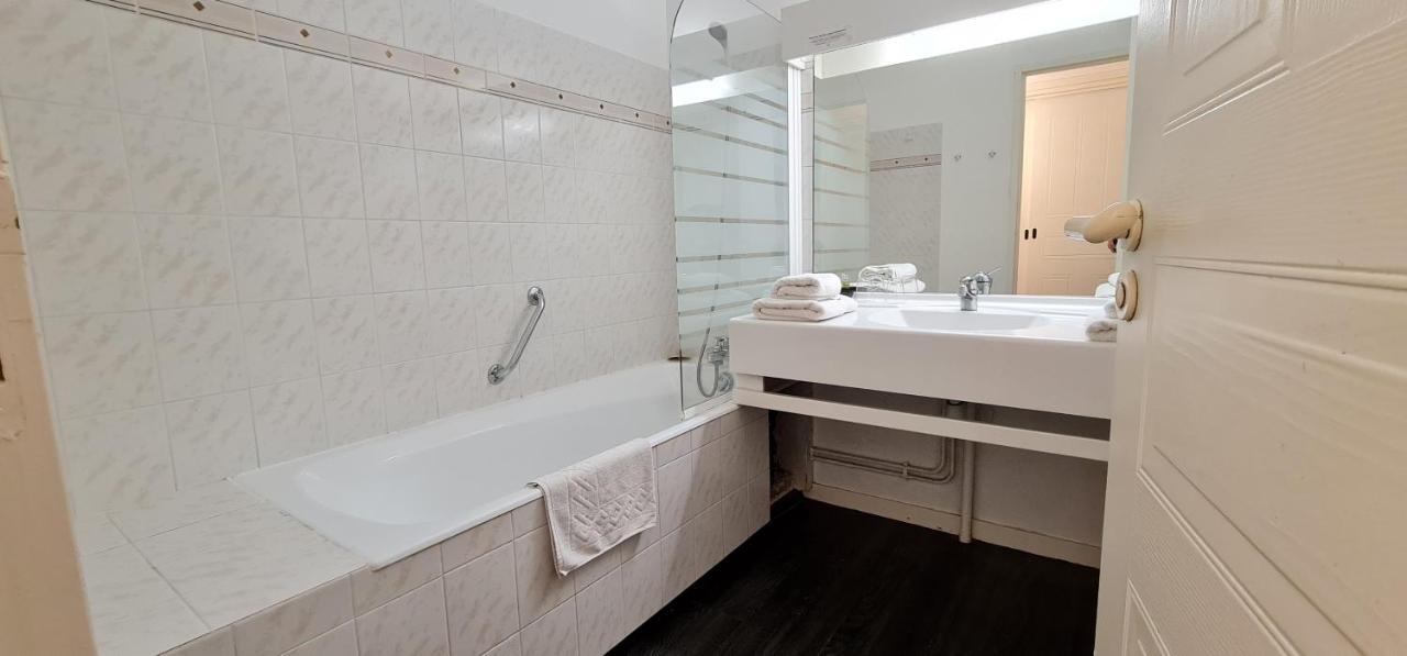 Fasthotel Oloron Hostellerie Du Paon Blanc Lurbe-Saint-Christau Екстер'єр фото